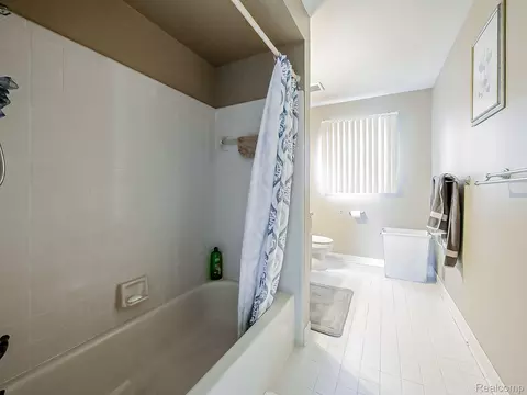 Bath - 48199 Lafayette Dr, Macomb, MI 48044 photo 5 of 6