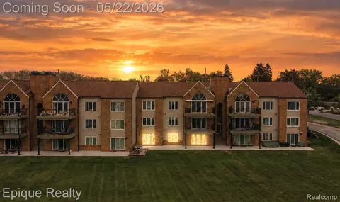 3434 Adams Shore Dr, Waterford, MI 48329