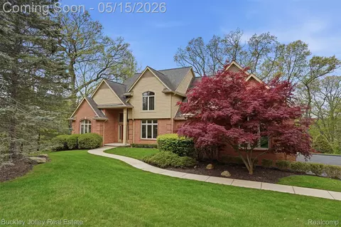 7919 Alta Vista Dr, Pinckney, MI 48169