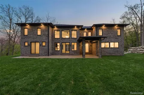 6675 College Park Dr, Springfield, MI 48346