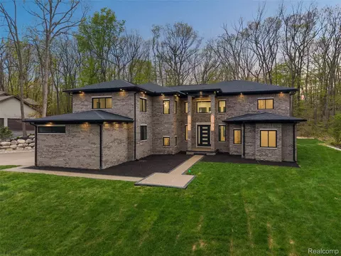 6675 College Park Dr, Springfield, MI 48346