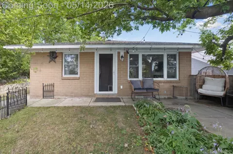 4475 Harp Dr, Fenton, MI 48451