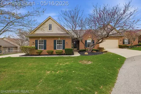 1311 Waverly Dr, White Lake, MI 48386