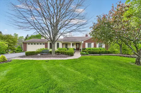13960 Ridgewood Dr, Plymouth, MI 48170