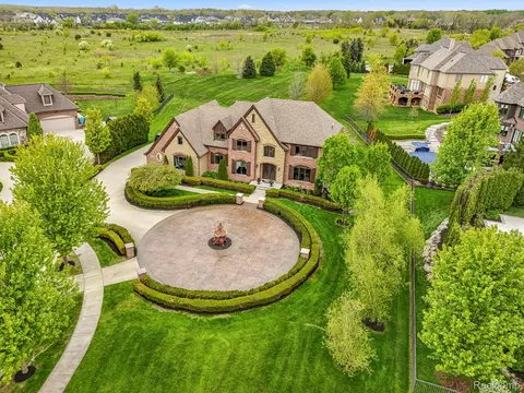 48892 Barola Ct, Northville, MI 48167