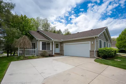 8896 Redstone Dr, Pinckney, MI 48169