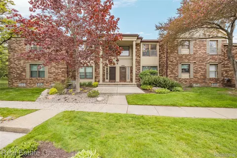 4320 Knightsbridge Ln, West Bloomfield, MI 48323