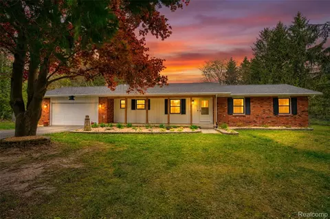 8077 Hunter Rd, Bath, MI 48808