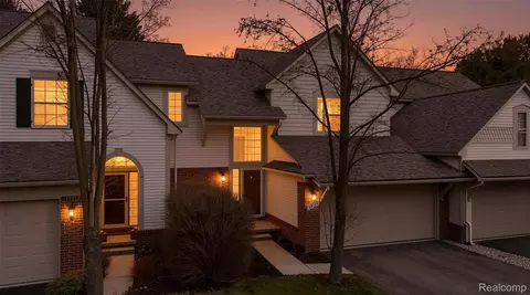 38154 Saratoga Cir, Farmington Hills, MI 48331