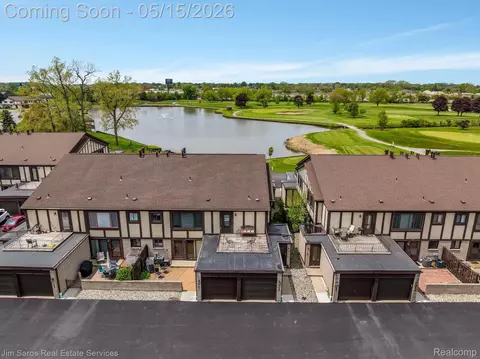 1089 Country Club Dr, Saint Clair Shores, MI 48082