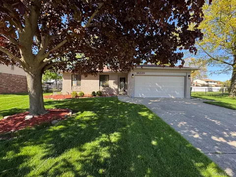 18229 Ash Creek Dr, Macomb, MI 48044