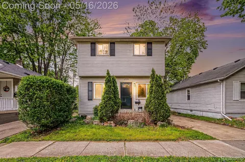 2126 Roslyn Rd, Grosse Pointe Woods, MI 48236
