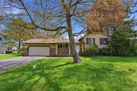 3756 Chevron Dr, Highland, MI 48356