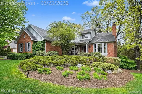 8189 High Point Trl, White Lake, MI 48386