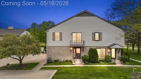 35164 N Bay Cir, Harrison, MI 48045
