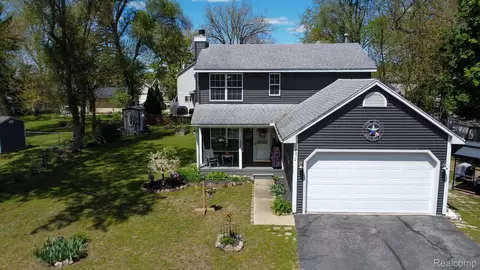 9470 Mandon Rd, White Lake, MI 48386