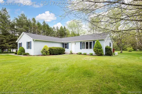 2154 Kingston Dr, Pinckney, MI 48169