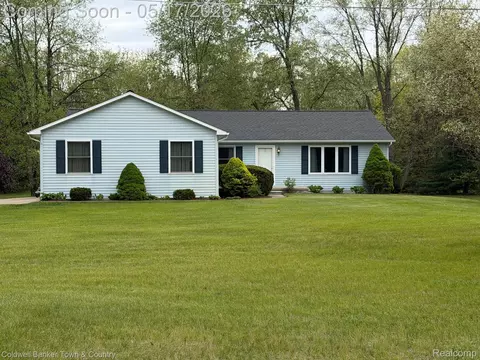 2154 Kingston Dr, Pinckney, MI 48169