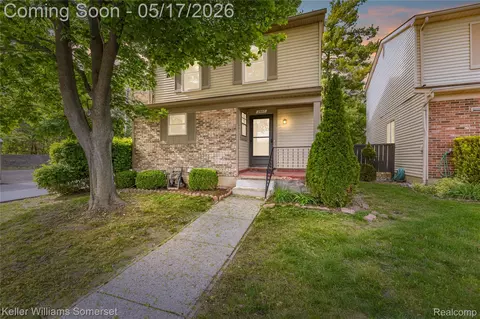 2907 Roundtree Dr, Troy, MI 48083