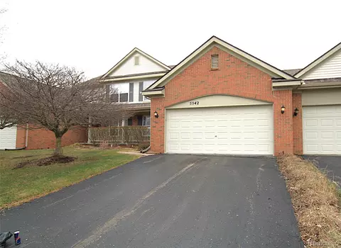 5942 Augusta Ln, Grand Blanc, MI 48439