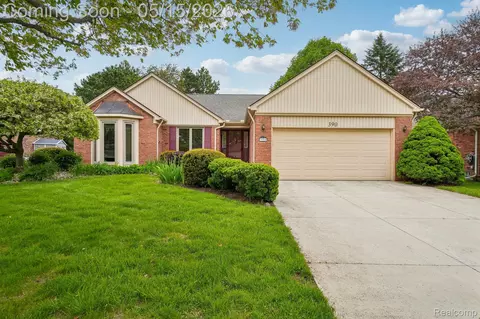 390 Buttercup Dr, Rochester Hills, MI 48307