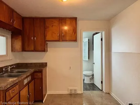 Entry Way - 11026 Studebaker Ave, Warren, MI 48089 photo 2 of 5