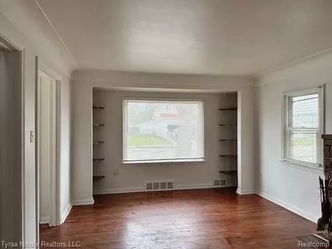 Living - 11026 Studebaker Ave, Warren, MI 48089 photo 2 of 7