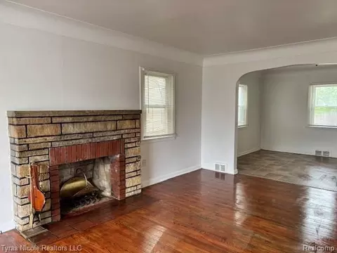 Living - 11026 Studebaker Ave, Warren, MI 48089 photo 5 of 7