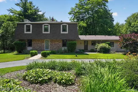 6039 Fish Lake Rd, Holly, MI 48442