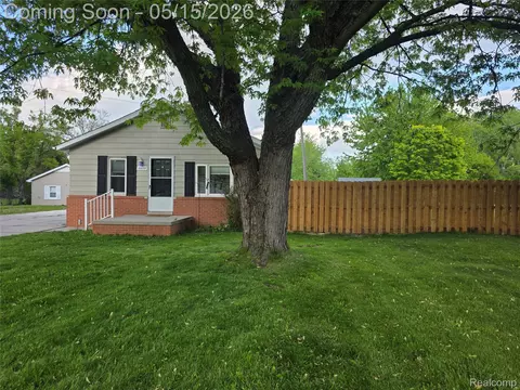 16697 Helen St, Southgate, MI 48195