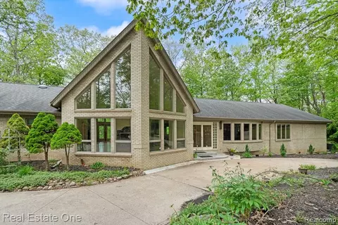 2670 Spring Grove Dr, Genoa, MI 48114