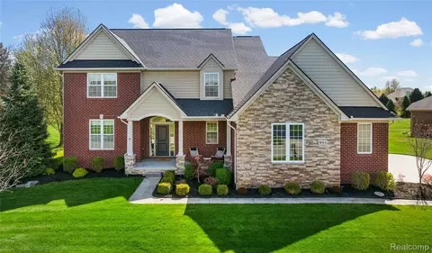 801 Watersmeet Dr, Oxford, MI 48371