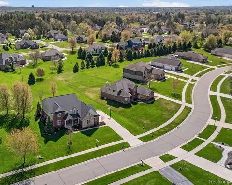 801 Watersmeet Dr, Oxford, MI 48371