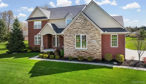 801 Watersmeet Dr, Oxford, MI 48371