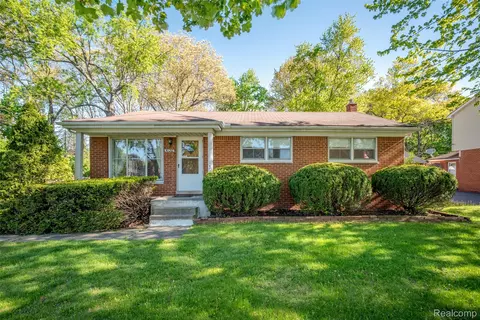 4120 Baybrook Dr, Waterford, MI 48329