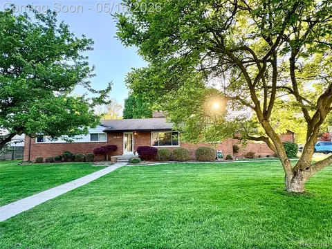 21420 Salisbury Ave, Grosse Ile, MI 48138