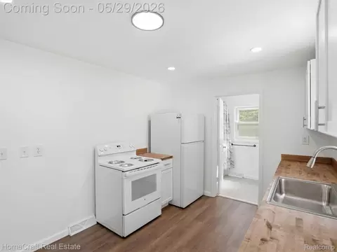 Kitchen - 31245 Beverly Rd, Romulus, MI 48174 photo 2 of 3