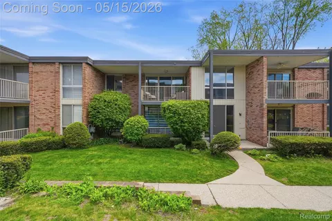 4041 W Maple Rd #E203, Bloomfield Hills, MI 48301