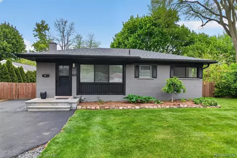 720 Manordale Ct, Milford, MI 48381