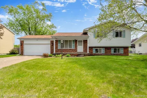7186 Snow Apple Dr, Independence, MI 48346