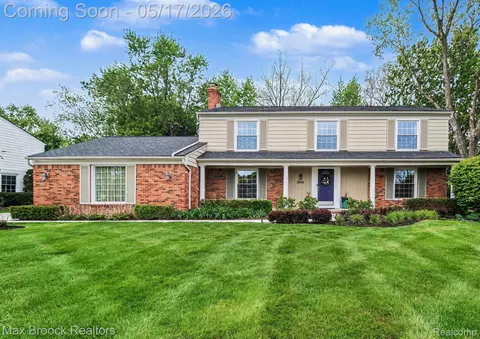 2004 Bootmaker Ln, Bloomfield Hills, MI 48304