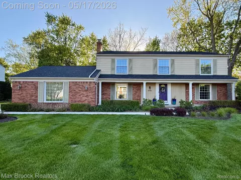 2004 Bootmaker Ln, Bloomfield Hills, MI 48304