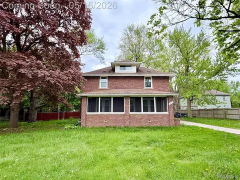 1331 S Boulevard Blvd W, Troy, MI 48098