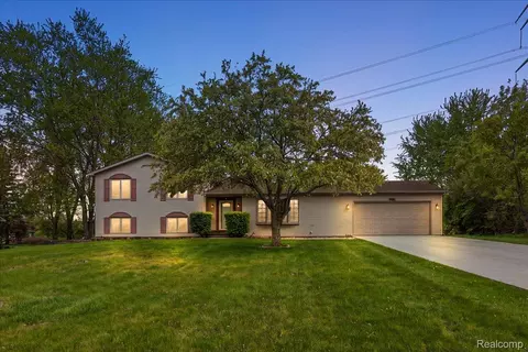 1081 Eagle Nest Dr, Oakland, MI 48306