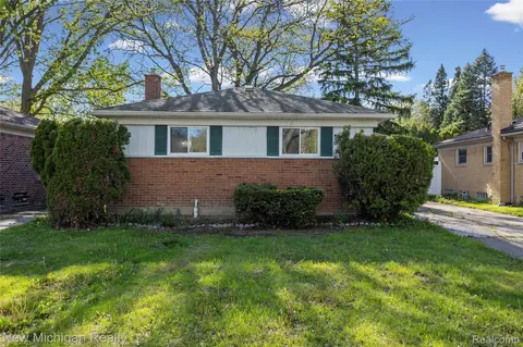 21901 Harding St, Oak Park, MI 48237