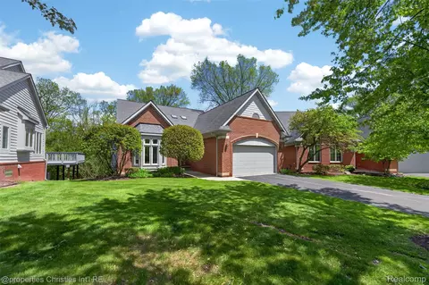 6390 Country Shire Ln, West Bloomfield, MI 48323