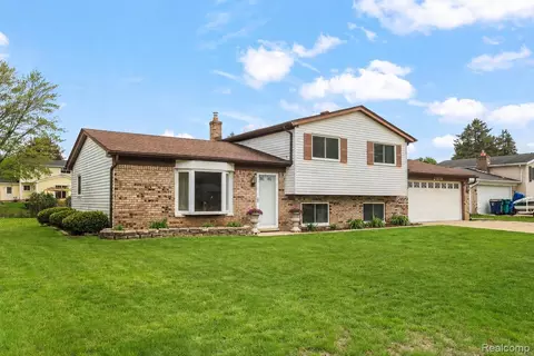 2814 Burgess Hill Dr, Waterford, MI 48329