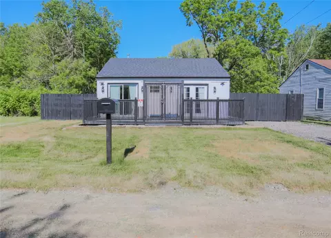 3076 Clarice St, Burton, MI 48529