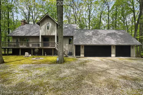 2637 White Pine Dr, Addison, MI 48370