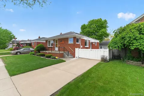 848 7th St, Wyandotte, MI 48192